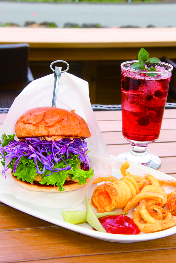 「FUJIMIバーガー ピクルスソース」1760円、「フルーツ タイザー ベリーミックス」715円