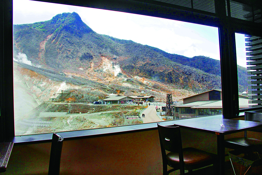 駅舎内から大涌谷を眺められます