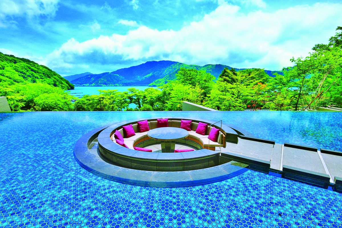 ロビー外の水盤テラス