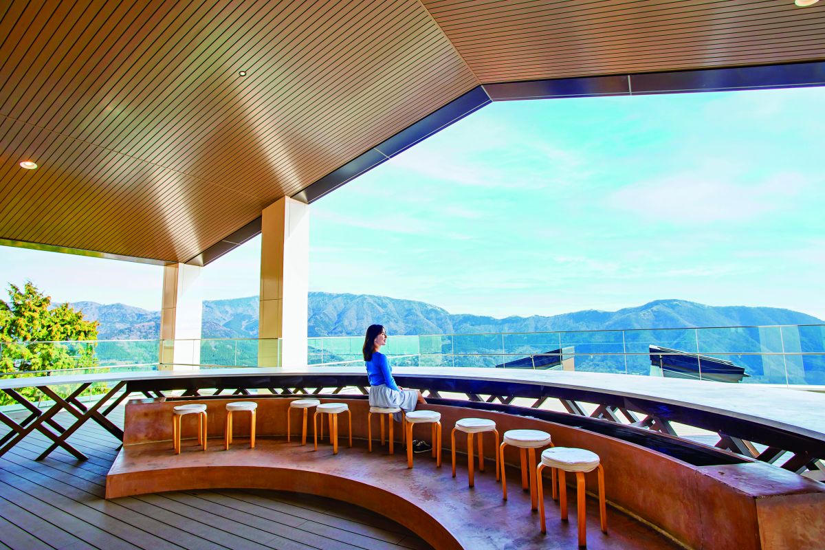 展望テラスでは足湯に浸かれる