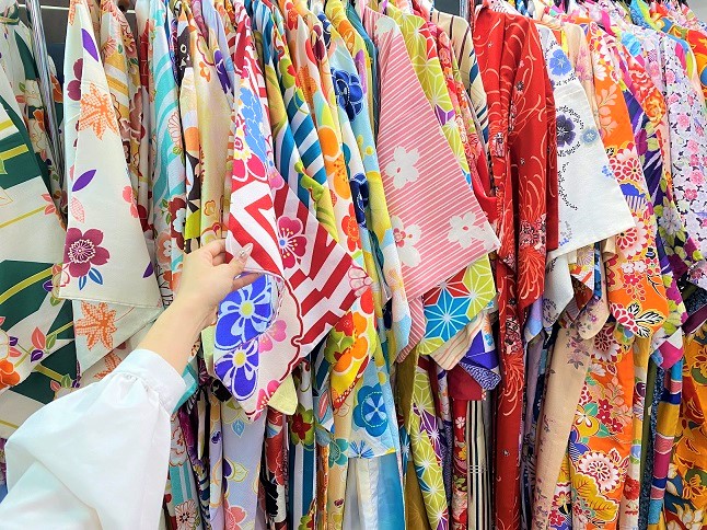 たくさんの着物から選ぶ時間も楽しい