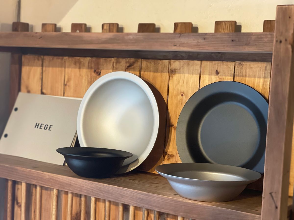 （左奥から）「Φ250直火鍋 シルバー」16170円、「Φ176直火リムボウル ブラック」10890円、「Φ240直火プレートブラック」11550円、「Φ214直火リムボウル シルバー」11990円