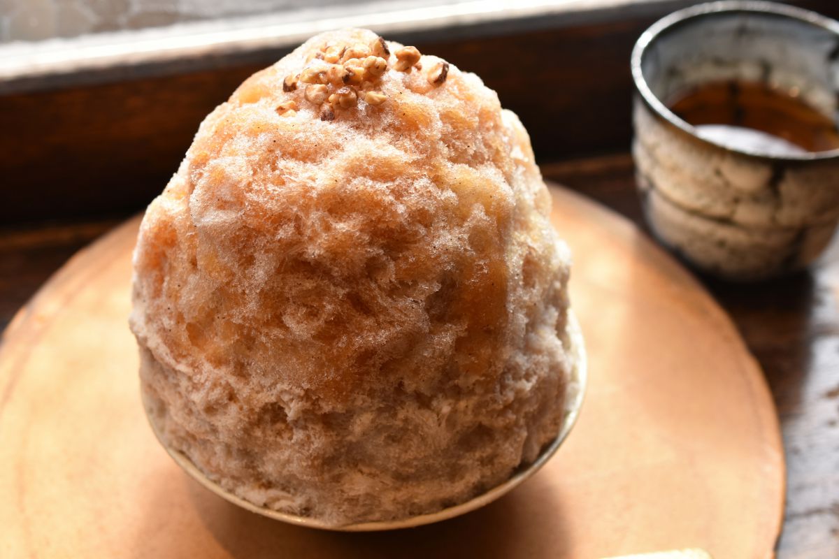 「かき氷 万のほうじ茶付き“ローストアーモンドと生キャラメル”」1980円