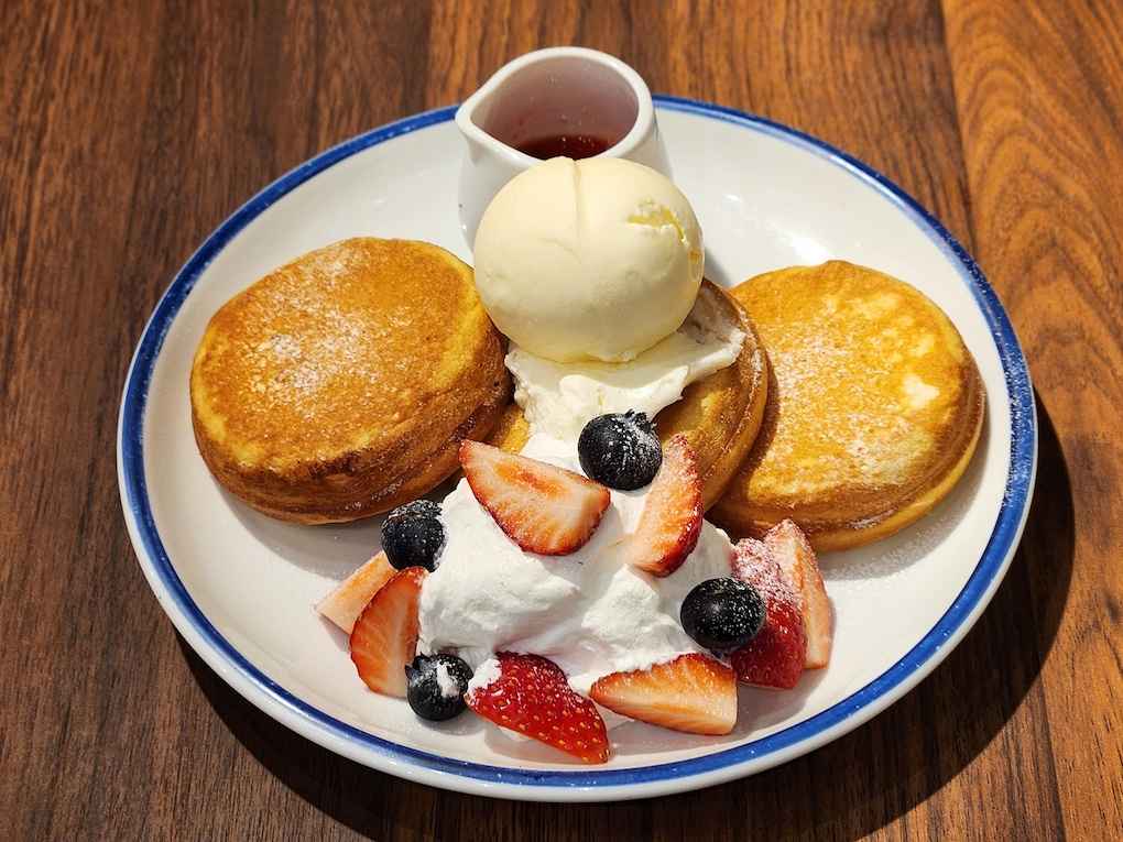 ストロベリークリームチーズのパンケーキ 単品1430円/ドリンクセット1840円