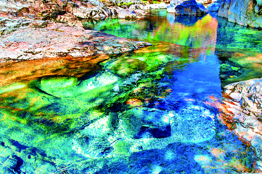 川の渦巻き状の流れによって作られた穴