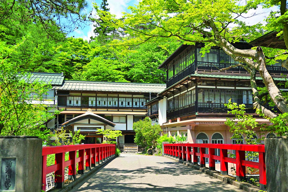 朱塗りの橋を渡って玄関へ