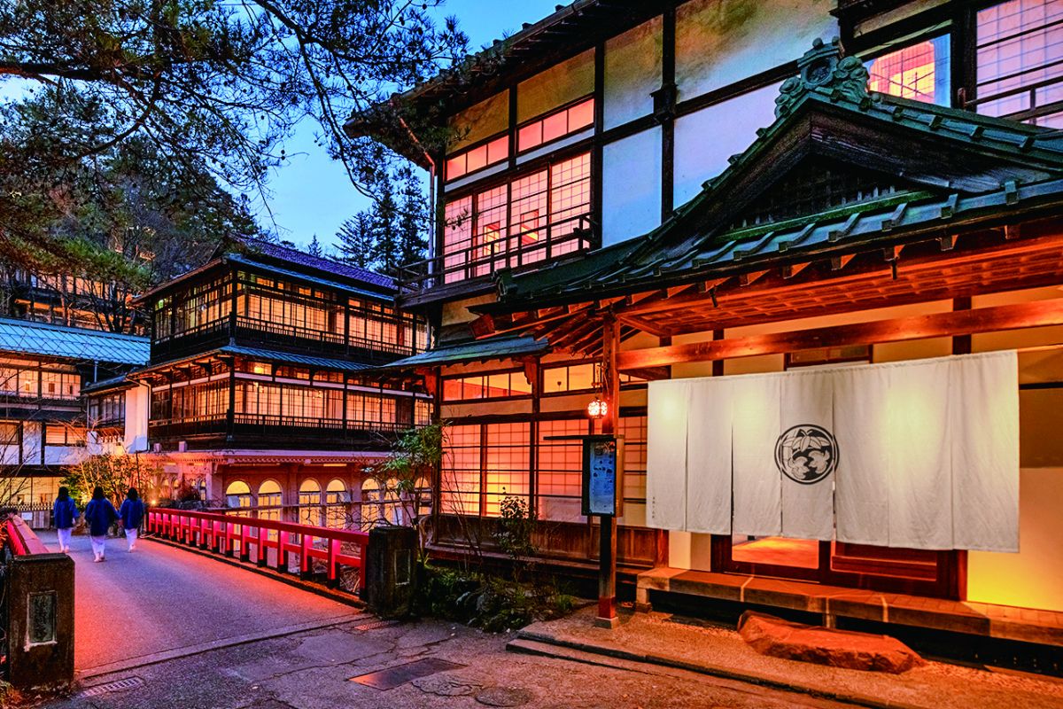 窓からは慶雲橋（けいうんばし）を眺めることもできます