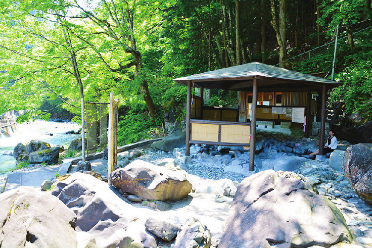 湯船のそばにはくつろげるベンチが。タオルは持参しましょう