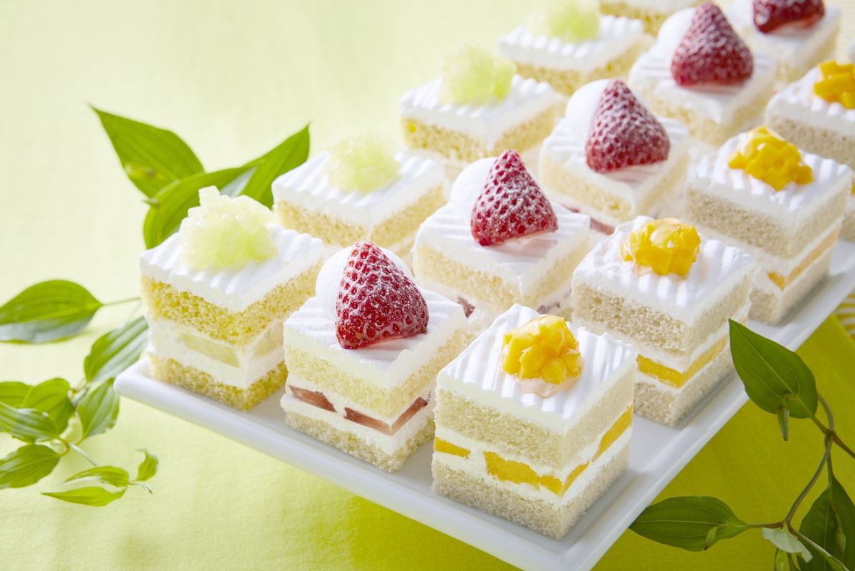 ショートケーキの食べ比べも。左からスーパーメロンショートケーキ、ストロベリーショートケーキ、マンゴーショートケーキ）