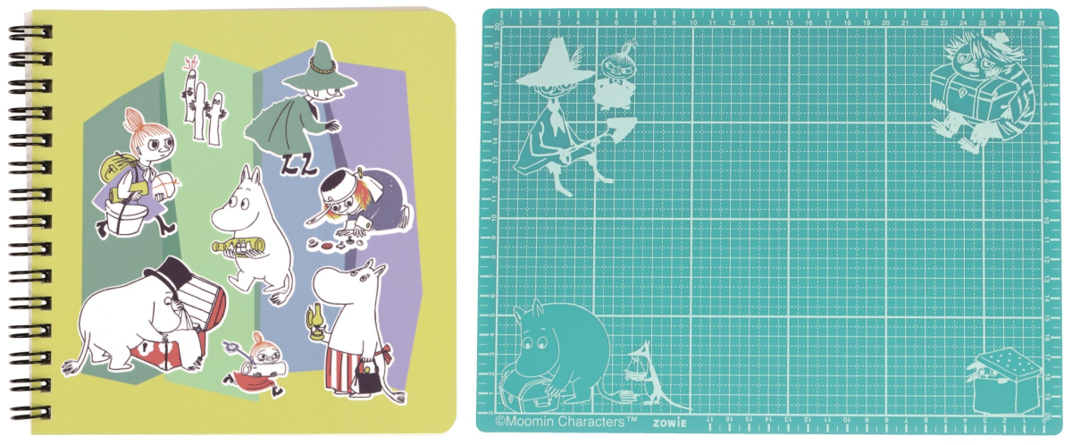  右「スクエアリングノート」594円 （タテ14.8×ヨコ14.8cm）/ 左「カッティングマット」1430円（タテ22×ヨコ30cm） ©Moomin Characters™