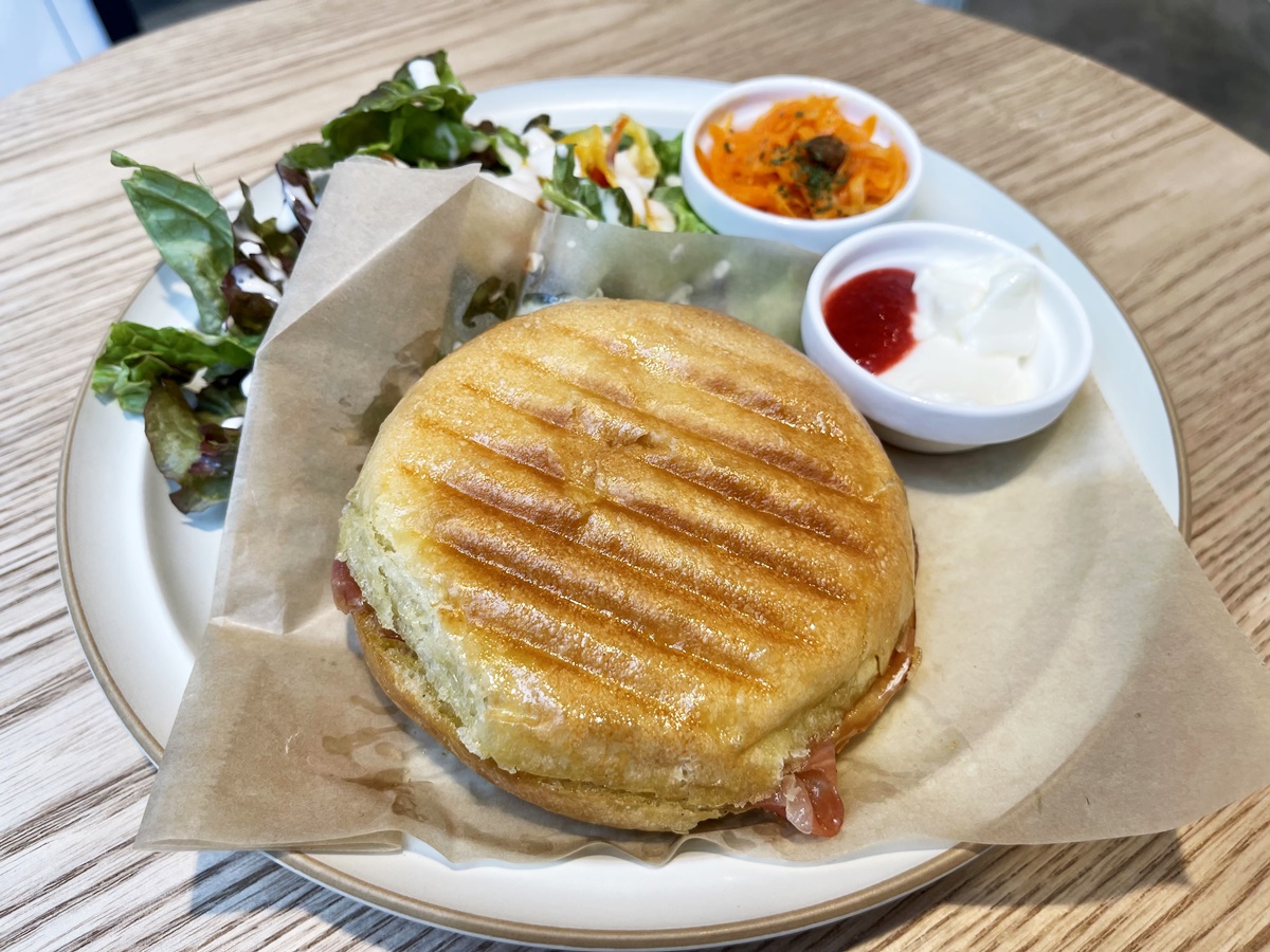 「スペイン産ハモンセラーノ＆モッツァレラチーズパニーニ」の1種セット900円