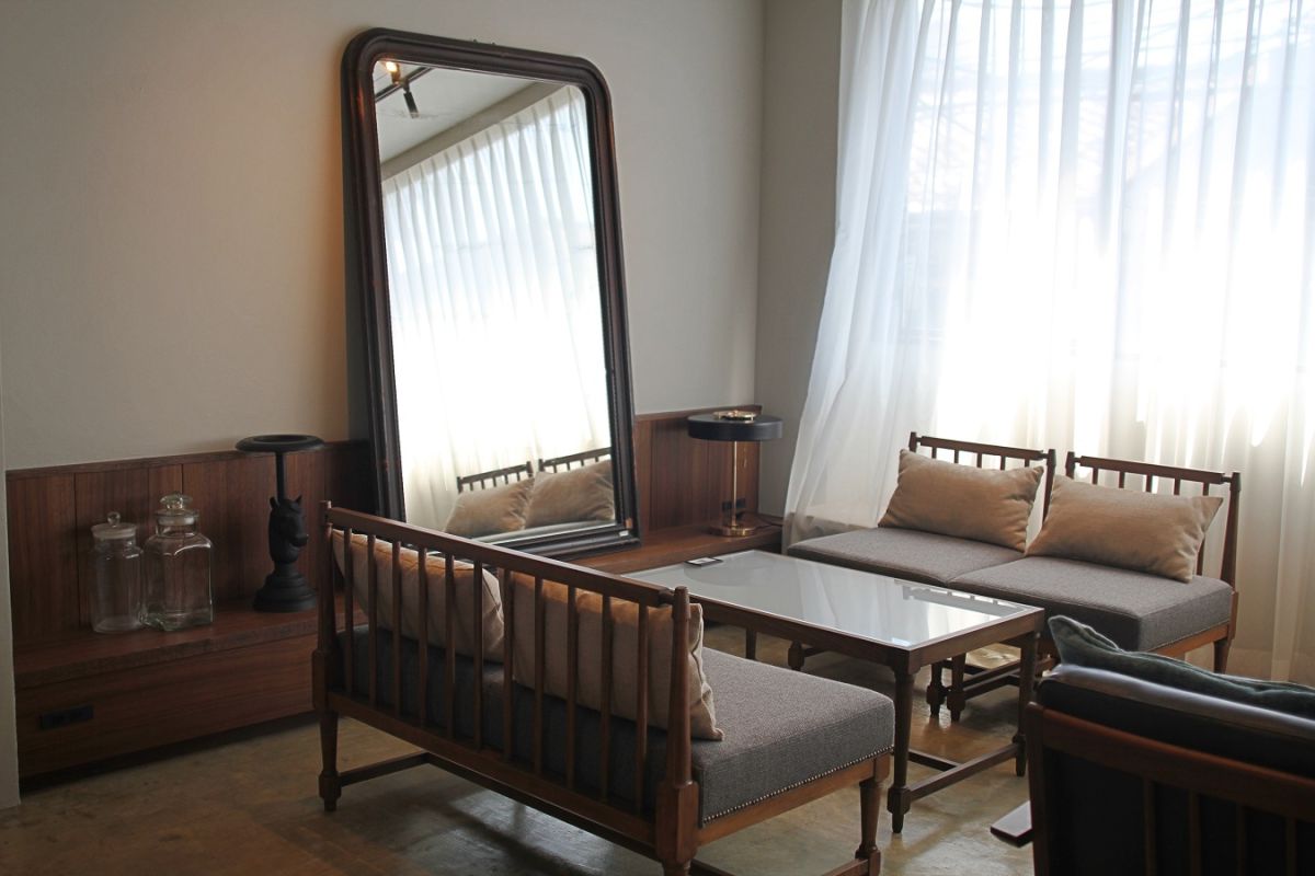 窓の外からはやわらかな陽の光が差し込んでいる