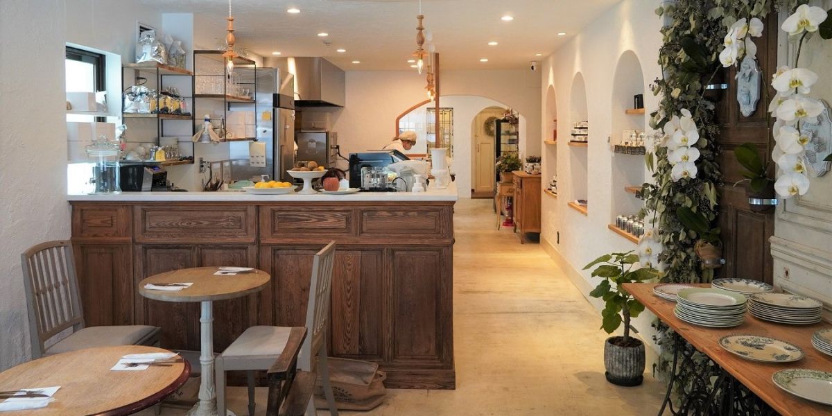 【京都】西陣のカフェで好みのアンティーク皿にキュートなタルトをのせてティータイム