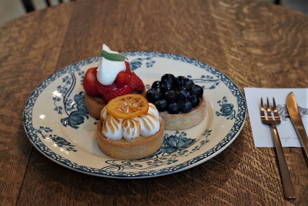 奥から反時計回りに「イチゴタルト」850円（835円）、「レモンタルト」680円（666円）、「ブルーベリーレアチーズタルト」680円（668円）  ※表記はすべてイートイン価格、（　）はテイクアウト価格