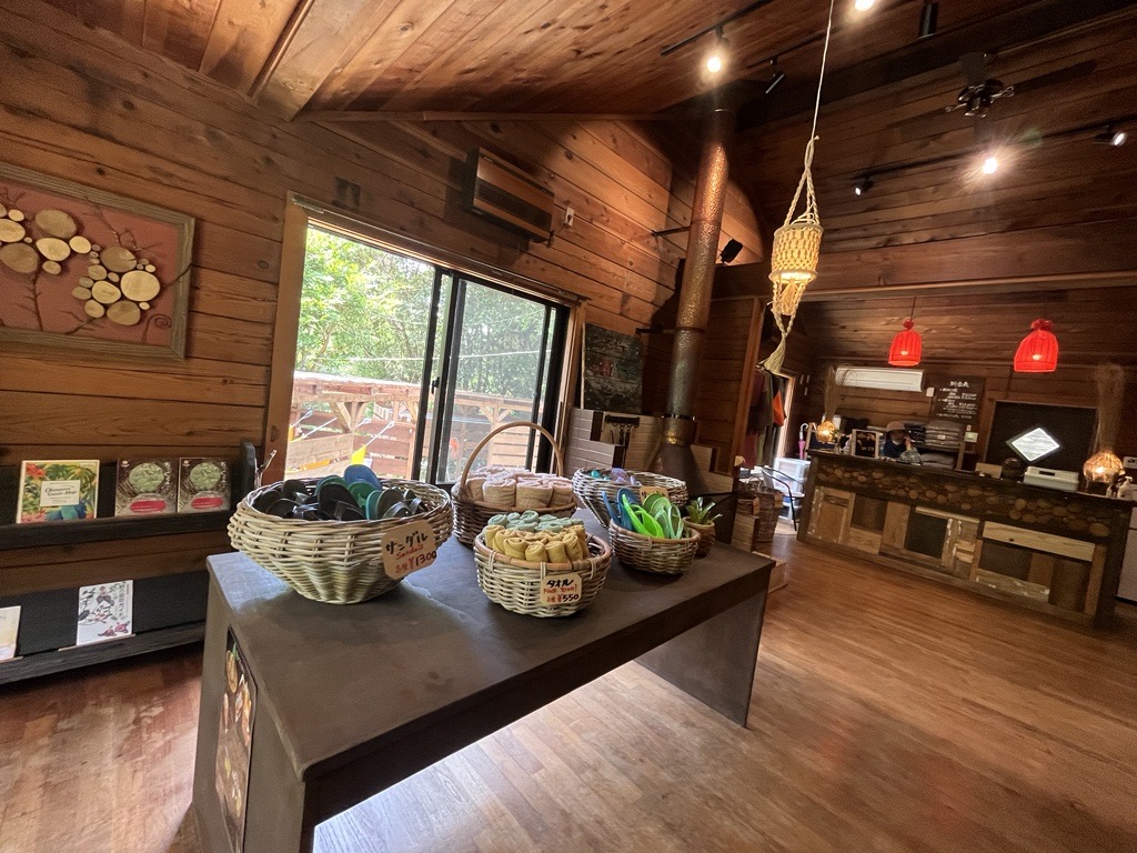 落ち着いた雰囲気のフロント