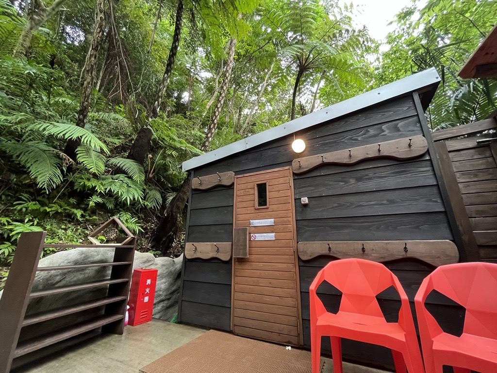 入り口の横には簡単な荷物棚も