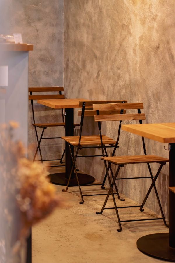 少し暗めの照明。シンプルで落ち着ける雰囲気の空間です