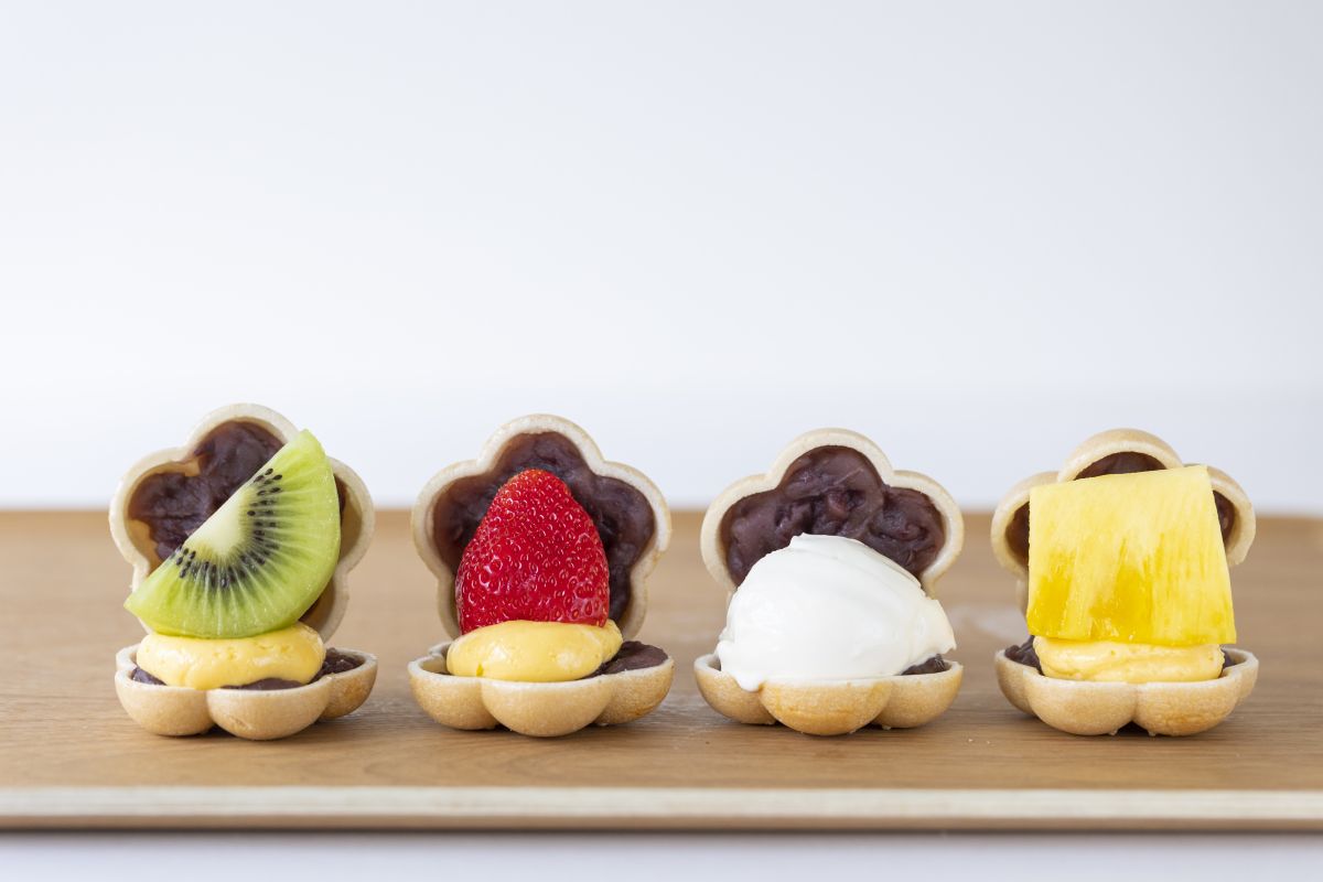 （左から）「フルーツ最中キウイ」、「フルーツ最中いちご」、「フロマージュ最中」、「フルーツ最中パイン」各380円