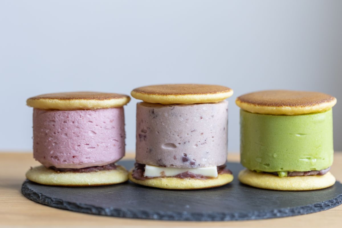 （左から）「あんケーキどらやき（いちご小豆）」、500円、「あんケーキどらやき（ばたーあん）」550円、「あんケーキどらやき（抹茶小豆）」500円