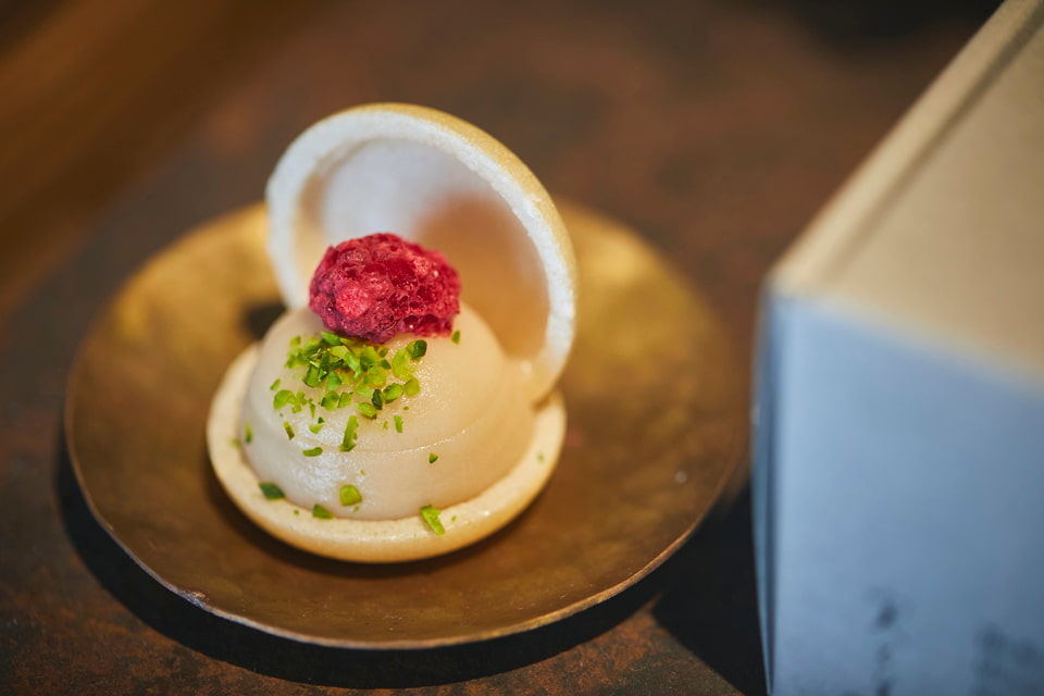 「モナカ1箱 （8個入）【ミルク餡、フランボワーズ】」2160円（日持ち：10日前後、要冷蔵）