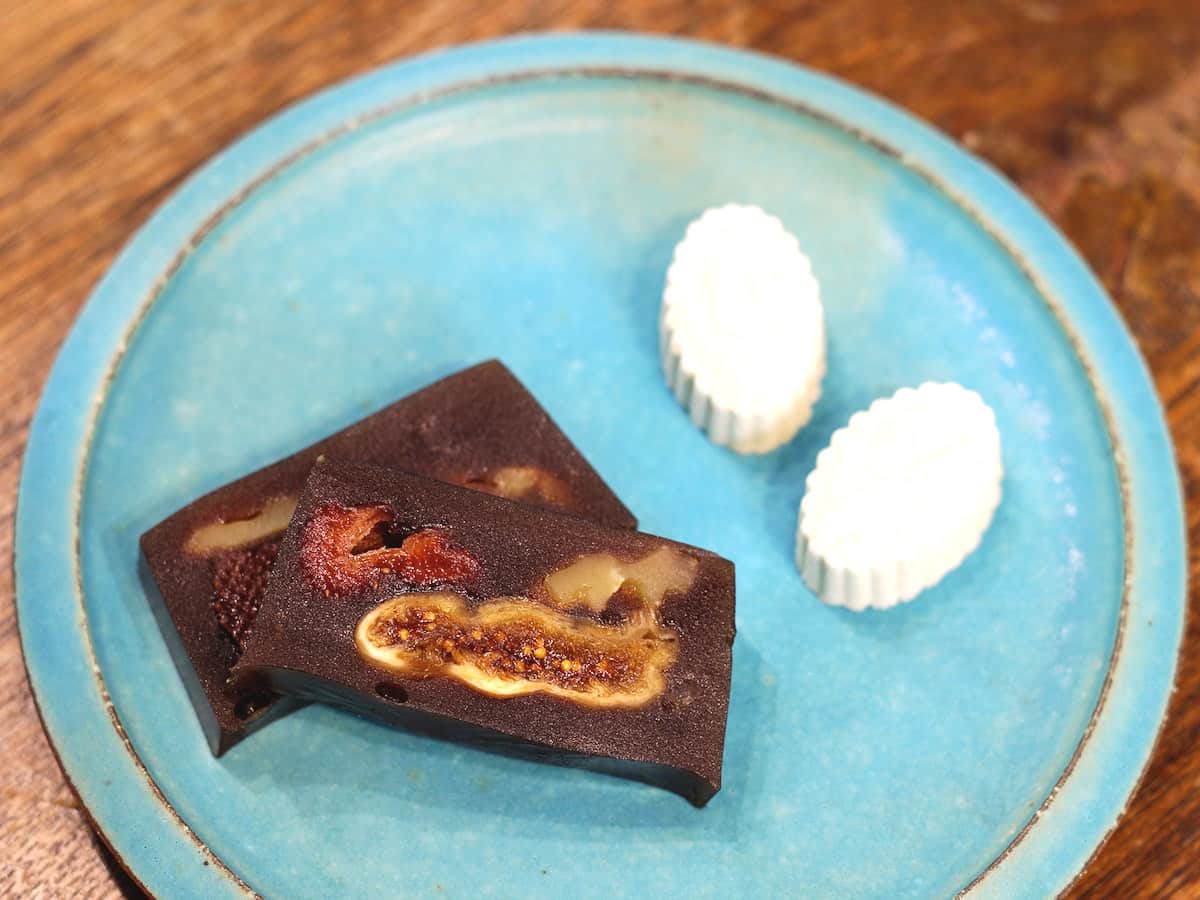 写真の左からドライフルーツの羊羹 １棹 2300円、ハーブのらくがん（※店頭販売のみ）1種類 4粒入 360円