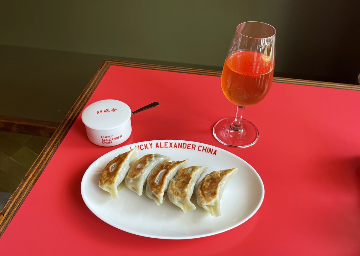 （左から）「仔羊肉餃子」700円、「グラスワイン」1045円～