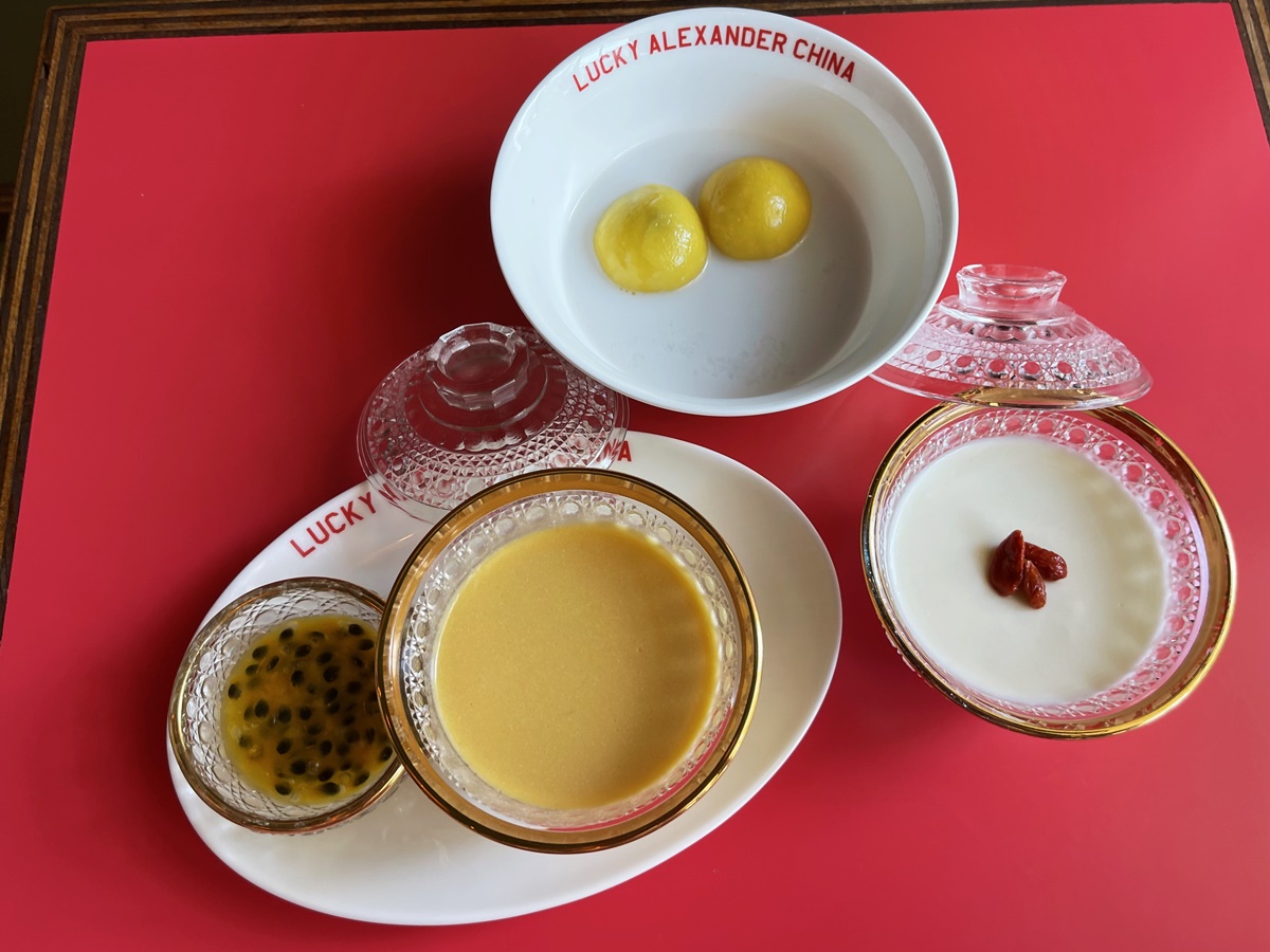 （左から）「マンゴープリン」770円、「湯圓（タンエン）」715円、「とろーり杏仁豆腐」715円