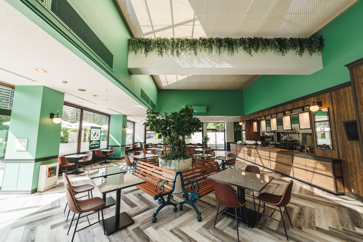 ホワイトとグリーンを基調とした店内は森林の中で休憩しているような雰囲気