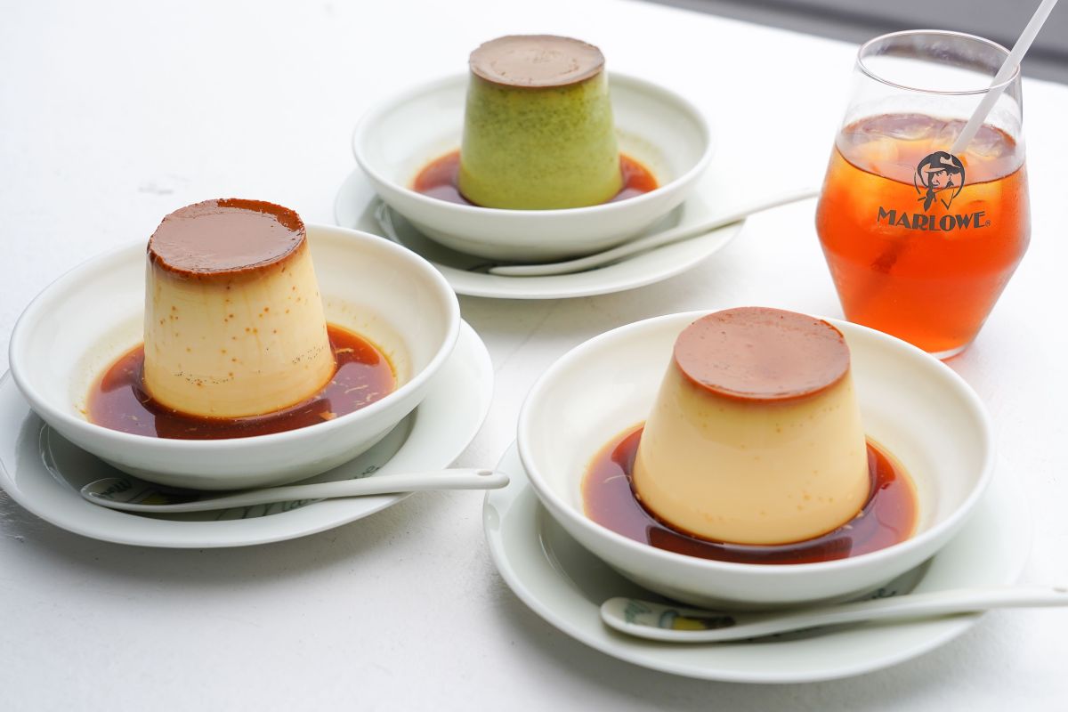 (左から時計回りに)「北海道フレッシュクリームプリン」750円、「抹茶プリン」750円、「水出し自家製アイスティー」660円、「カスタードプリン」734円(プリンセットの場合、プリン1種とドリンクで1200円。メニューによっては追加料金あり)