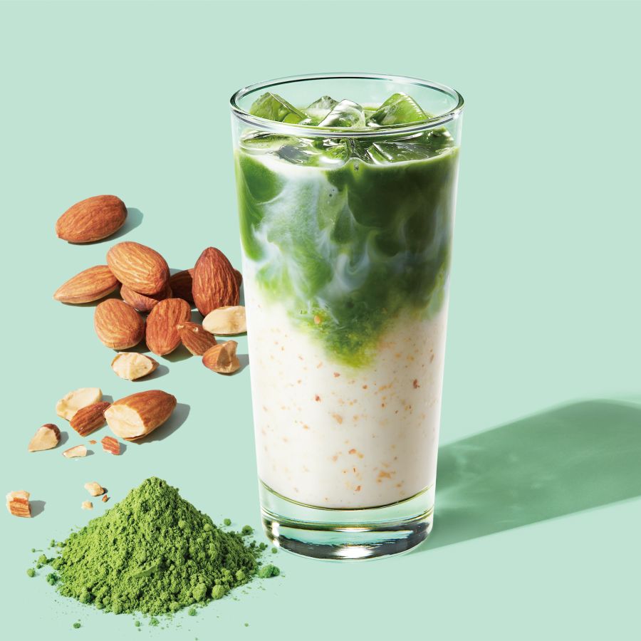 「抹茶 & クラッシュ アーモンドミルク ティー ラテ（アイス）」Tallサイズのみ 678円（持ち帰り）、690円（店内利用） ※アーモンドミルクは牛乳や乳飲料ではありませんが、本商品には乳成分を含みます。