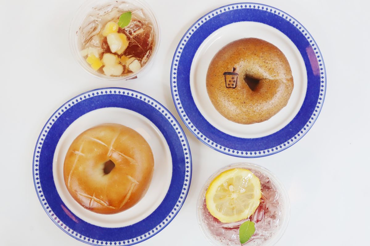 右上から、黒糖タピオカミルクベーグル、グアバレモン炭酸水、芒果香草乳酪（マンゴーバニラチーズ）ベーグル、ピーチティー炭酸水