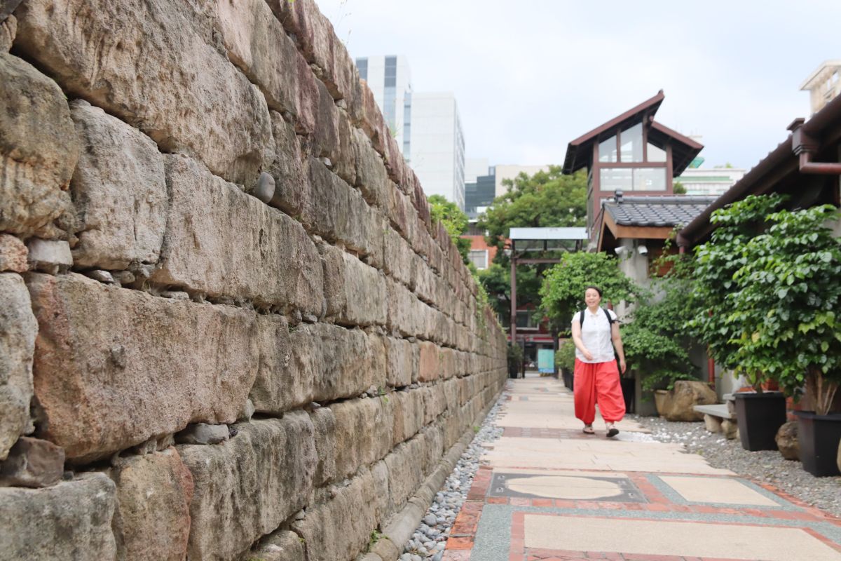 園内には元台北刑務所の壁も残されています