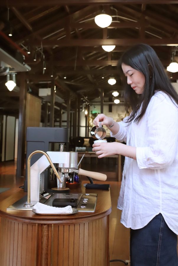 隣接するカフェ「Simple Kaffa The Coffee One」でコーヒーを淹れるバリスタ