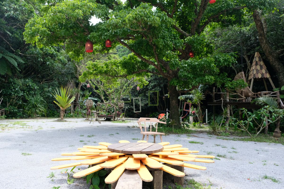 さまざまなオブジェが並ぶ「ジャングルフォトランド」