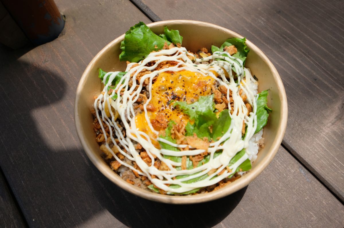 「亜熱帯サウナ飯」(焦がしチーズのグリーンドライカレー) (850円)