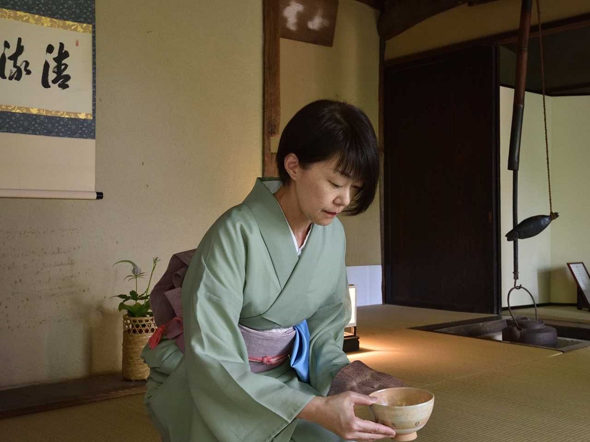 入場700円（菓子・点茶付き）、10～12時、13～16時実施中