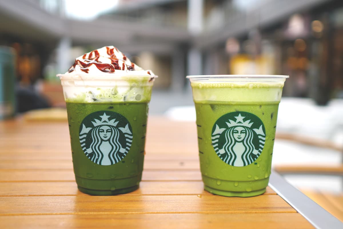 左「抹茶 ティー ラテ」、右「抹茶 ティー ラテ（カスタマイズ）」抹茶パウダー3倍、ノンシロップ、アーモンドミルク