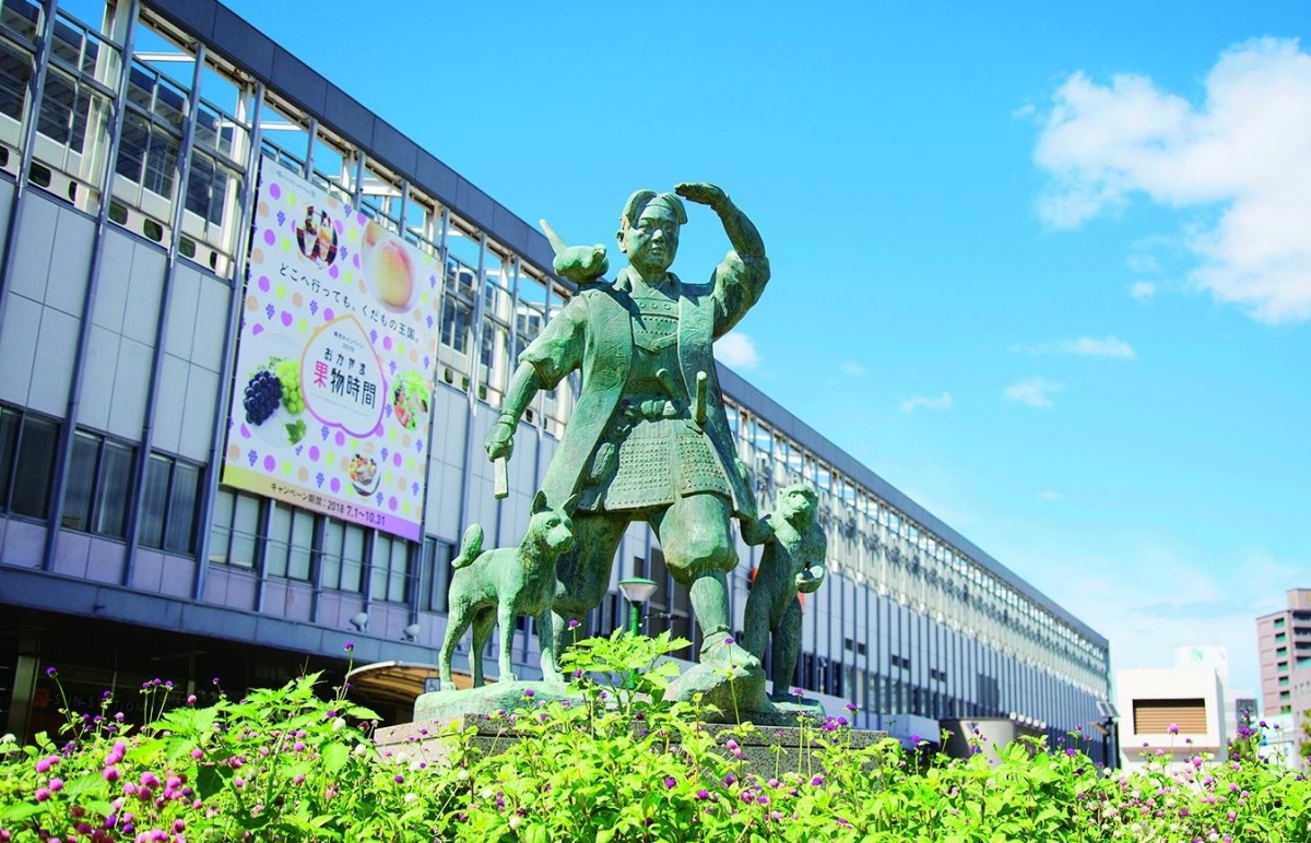 JR岡山駅前の桃太郎像