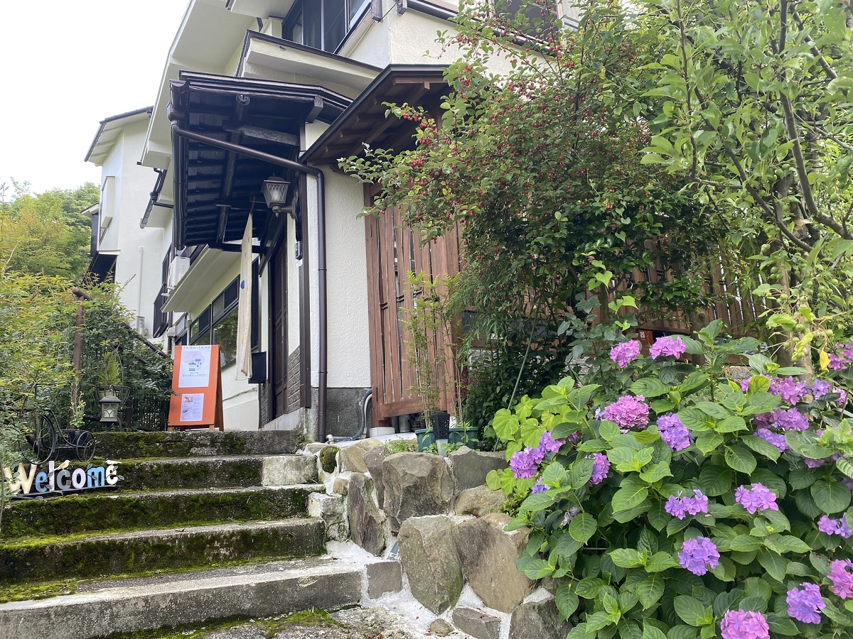 線路脇にひっそりたたずむ