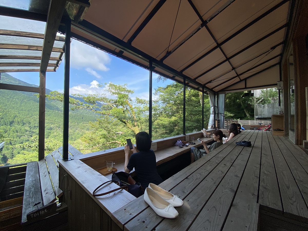 新設された展望のよい足湯席。初夏の山の眺めと爽やかな風が最高