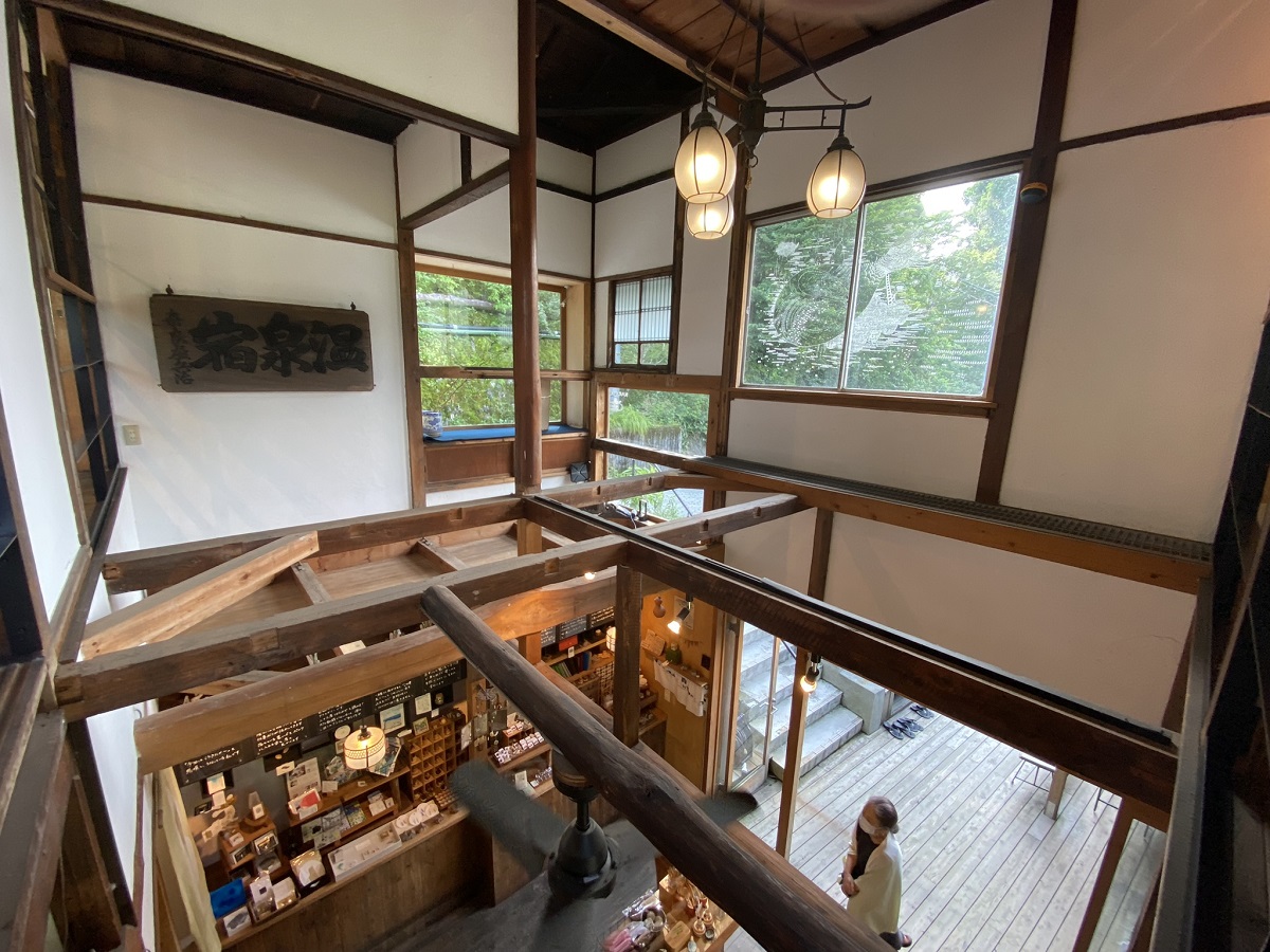 さりげなくあしらわれた、奈良屋の梁や看板などに時が匂い立ちます