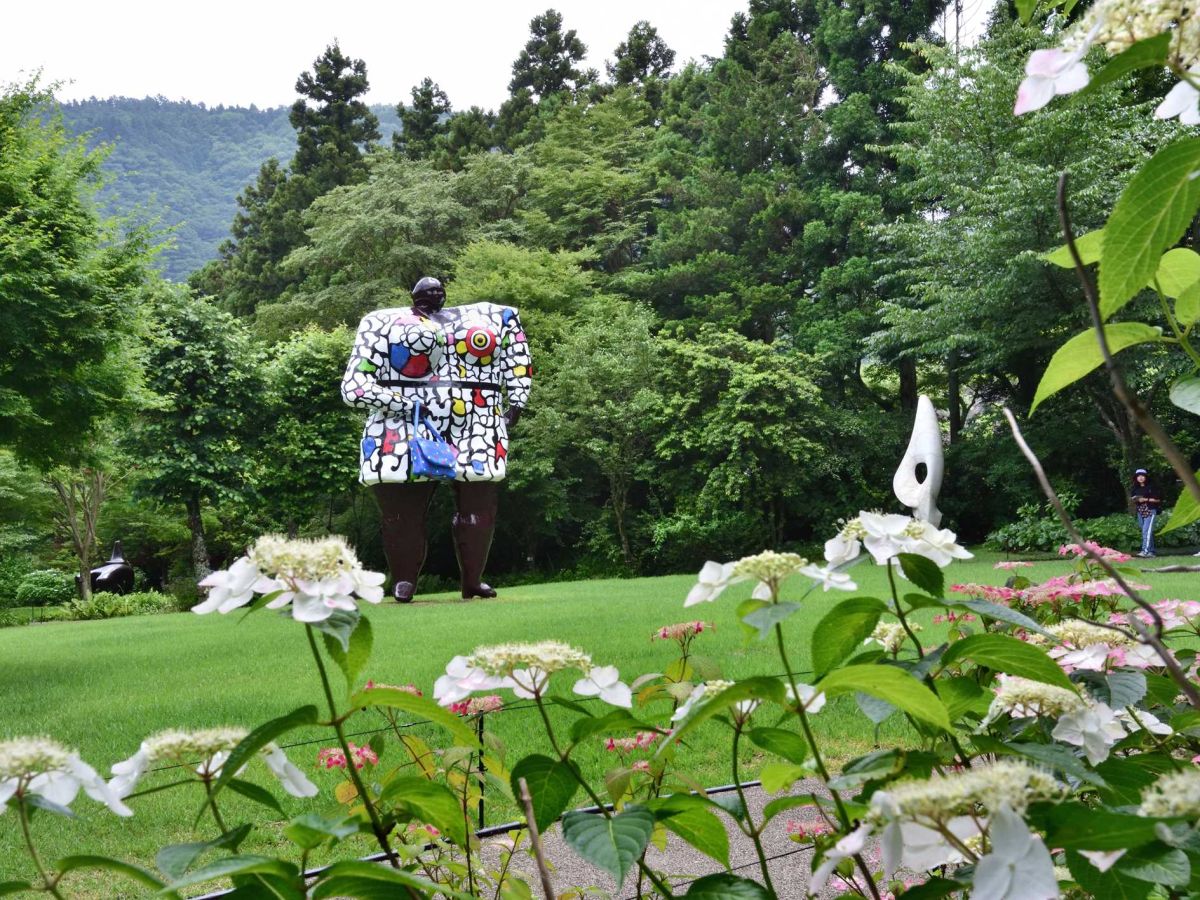 ニキ・ド・サン・ファール「ミス・ブラック・パワー」。この作品の周辺にはアジサイ、シャガ、ギボウシなど梅雨に美しい花が咲きこぼれます