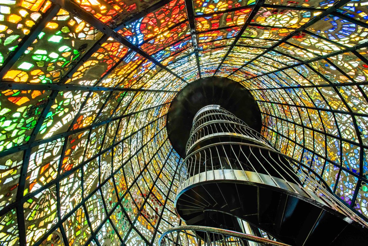 SNSで話題のガブリエル・ロワール「幸せをよぶシンフォニー彫刻」。雨の日の光が奏でる協奏曲をカメラにおさめましょう