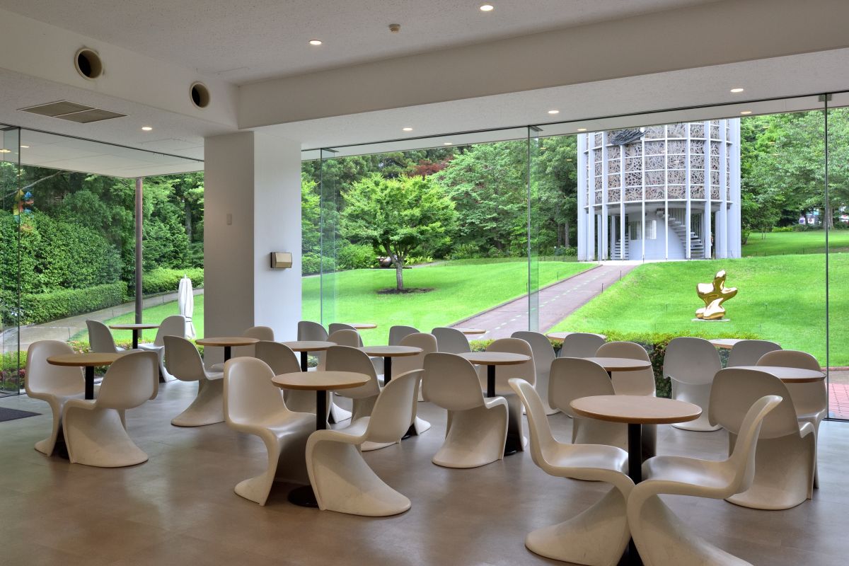 晴れていても雨の日でもそれぞれに眺めが美しいThe Hakone Open-Air Museum Caf&eacute;。新設された2階のフリースペース「キトキ」も要チェックです