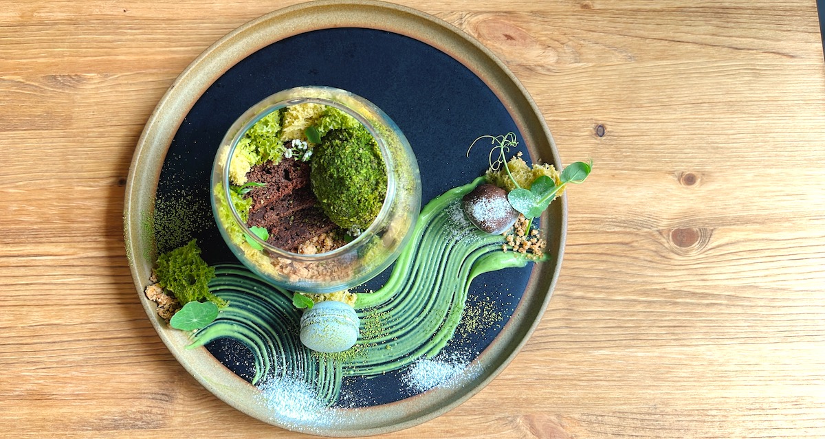 早稲田「MID cafe」で芸術的なパフェとフランスの隠れ家カフェの雰囲気を堪能