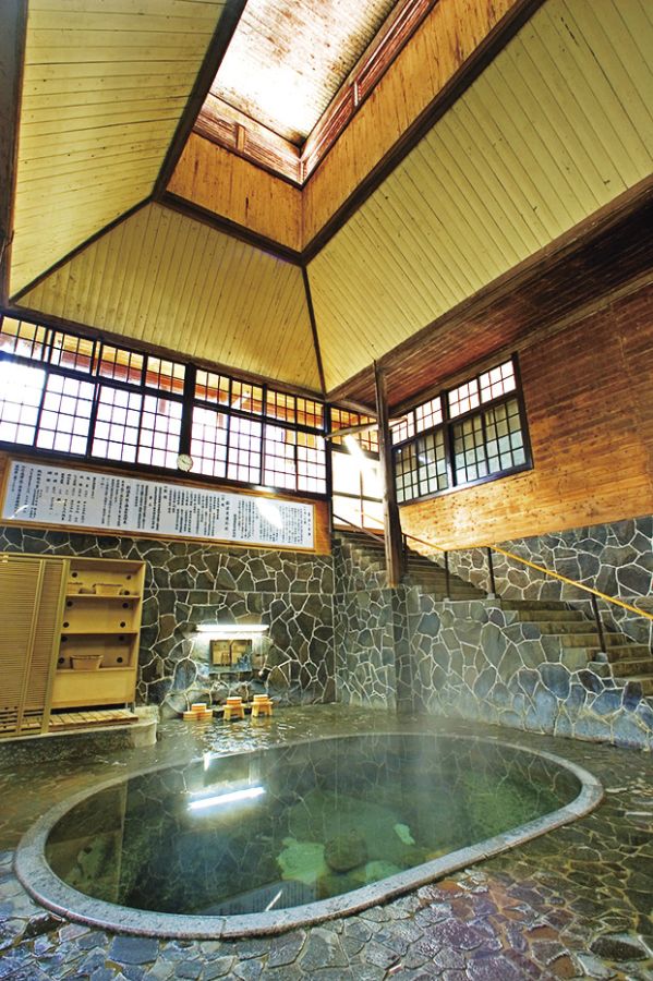 古きよき秘湯を味わう「鉛温泉 藤三旅館」