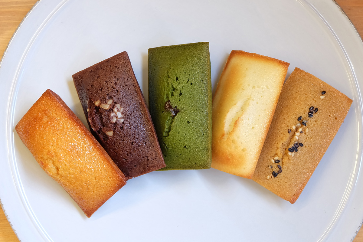 左から「塩キャラメル」220円、「ほうじ茶」220円、「西尾抹茶」250円、「フィナンシェ」220円、「八丁味噌」220円