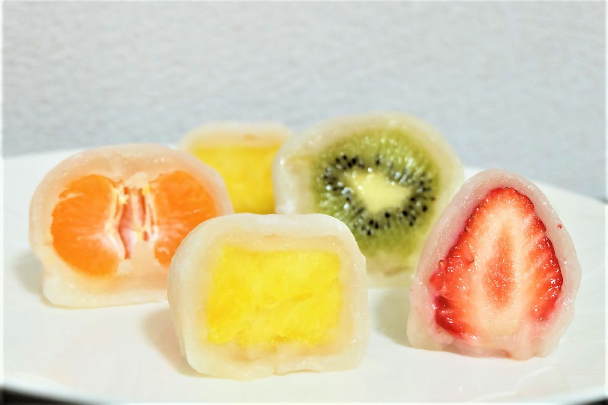 左から「州みかん」580円〜、「完熟パイン」500円〜、「キウイ」680円〜、「いちご」580円〜