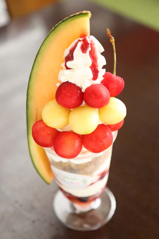 「本日のプレミアムフルーツパフェ」1500円。この日のサクランボは佐藤錦、月山錦、山形美人。アンデスメロンやサクランボジュレ、チーズクリームなどが入ったボリューム満点の一品