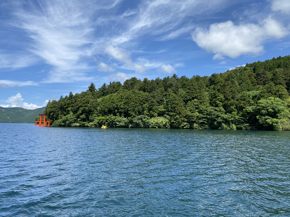 赤い水中鳥居ごしに箱根神社を遥拝できます